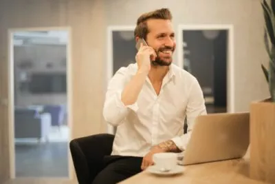 Glücklicher Mann am Telefon mit der Schädlings Hotline